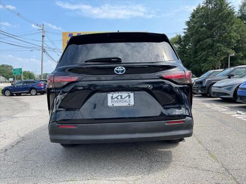 2022 Toyota Sienna XLE 8 Passenger