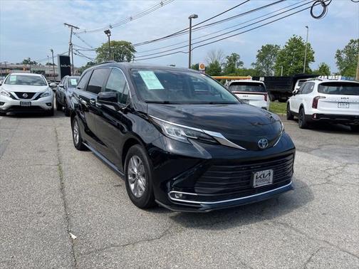 2022 Toyota Sienna XLE 8 Passenger