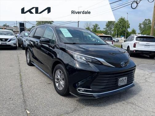 2022 Toyota Sienna XLE 8 Passenger