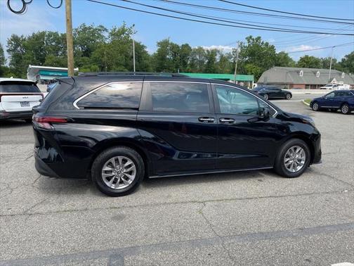 2022 Toyota Sienna XLE 8 Passenger