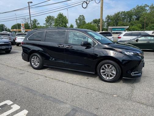 2022 Toyota Sienna XLE 8 Passenger