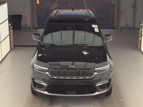 Diamond Black Crystal Pearlcoat 2023 Jeep Grand Cherokee Summit