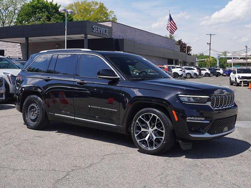Diamond Black Crystal Pearlcoat 2023 Jeep Grand Cherokee Summit