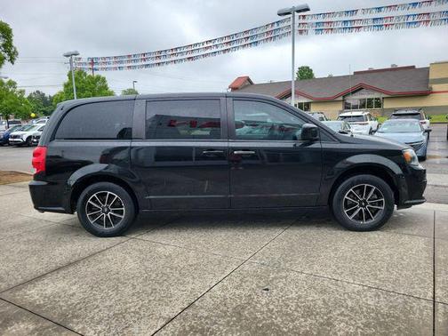 Black Onyx Crystal Pearlcoat 2019 Dodge Grand Caravan SE