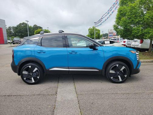 Arctic Ice Blue Metallic/Super Black 2025 Nissan Kicks SR