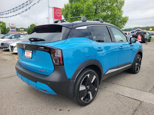 Arctic Ice Blue Metallic/Super Black 2025 Nissan Kicks SR