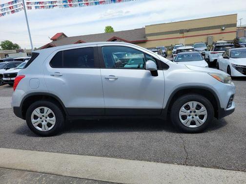 Silver Ice Metallic 2017 Chevrolet Trax LS