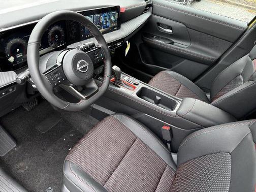 Yuzu Yellow Metallic/Super Black 2026 Nissan Kicks SR