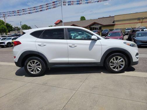 Dazzling White 2018 Hyundai TUCSON SE