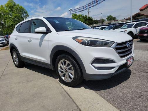 Dazzling White 2018 Hyundai TUCSON SE
