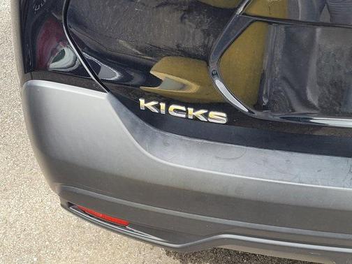 Super Black 2019 Nissan Kicks SV