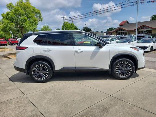 Everest White Pearl/Super Black 2025 Nissan Rogue SL