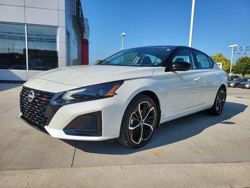 Pearl White Tricoat/Super Black 2026 Nissan Altima SR AWD