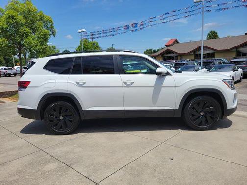 Pure White 2024 Volkswagen Atlas 2.0T SE w/Technology