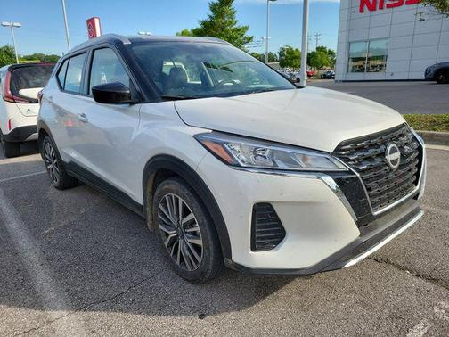 Aspen White Tricoat/Super Black 2024 Nissan Kicks SV