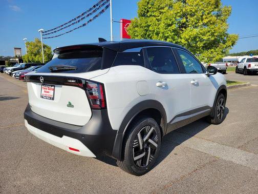 Aspen White Tricoat/Super Black 2026 Nissan Kicks SV