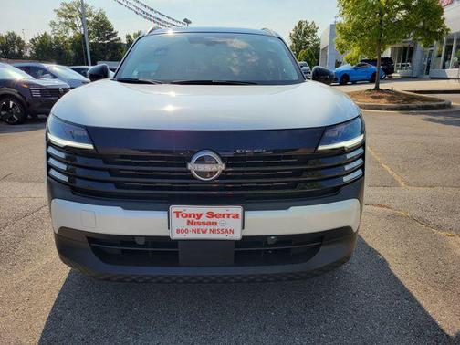 Aspen White Tricoat/Super Black 2026 Nissan Kicks SV