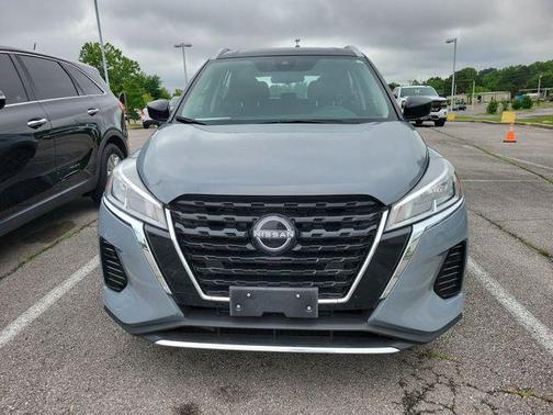 Gray/Super Black 2024 Nissan Kicks SV