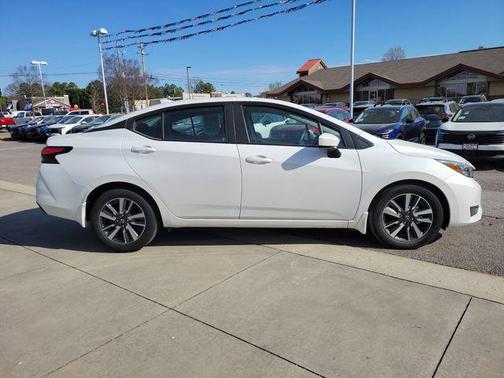 Aspen White Tricoat 2025 Nissan Versa 1.6 SV