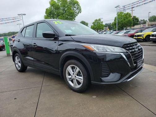 Super Black 2025 Nissan Kicks S