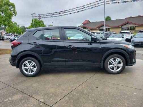Super Black 2025 Nissan Kicks S