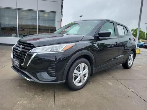 Super Black 2025 Nissan Kicks S