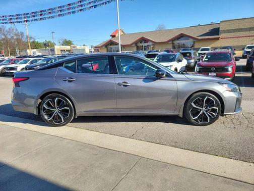 2023 Nissan Altima SR FWD