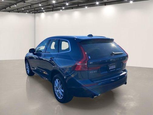 Bursting Blue Metallic 2021 Volvo XC60 T6 Momentum