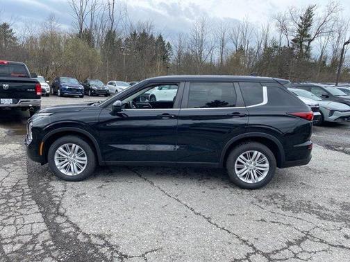 2022 Mitsubishi Outlander ES