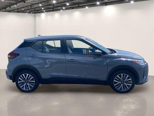 Boulder Gray Pearl 2022 Nissan Kicks SV