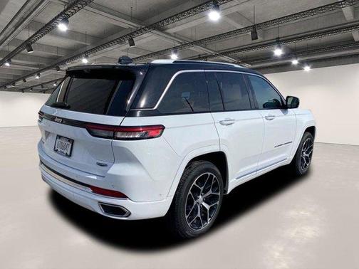 2022 Jeep Grand Cherokee Summit