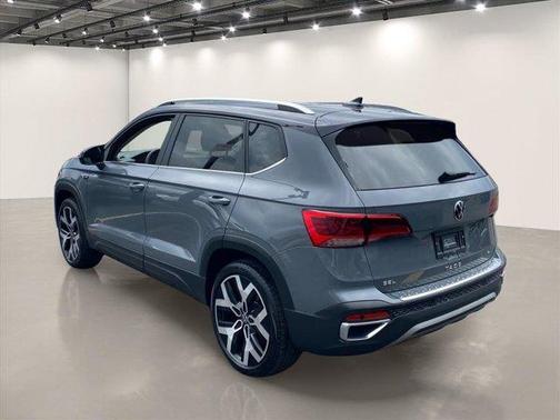 Pure Gray / Black Roof 2023 Volkswagen Taos 1.5T SEL