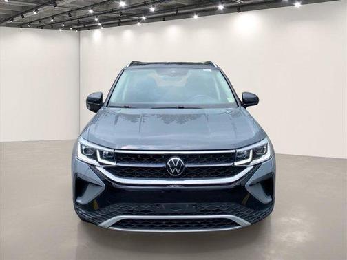 Pure Gray / Black Roof 2023 Volkswagen Taos 1.5T SEL