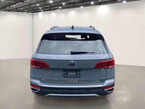Pure Gray / Black Roof 2023 Volkswagen Taos 1.5T SEL