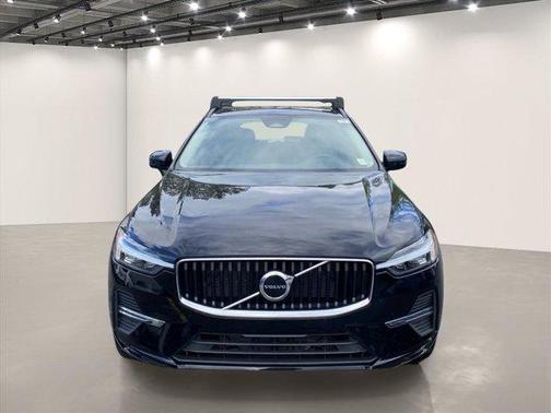 Onyx Black Metallic 2022 Volvo XC60 B5 Momentum