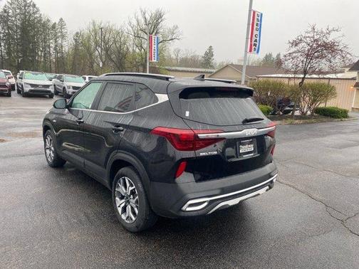 Black 2023 Kia Seltos EX