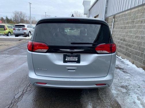 2022 Chrysler Voyager LX