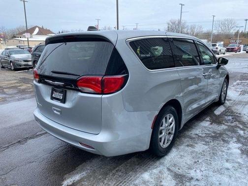 2022 Chrysler Voyager LX