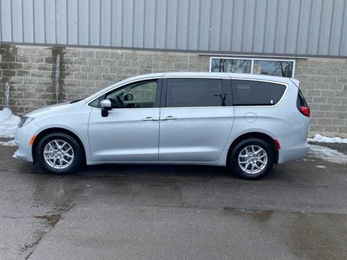 2022 Chrysler Voyager LX