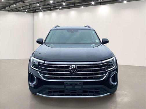Deep Black Pearl Effect 2024 Volkswagen Atlas 2.0T SE