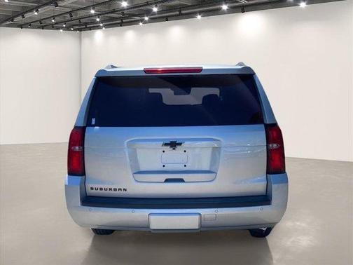 Silver Ice Metallic 2018 Chevrolet Suburban LT
