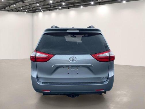 2016 Toyota Sienna XLE