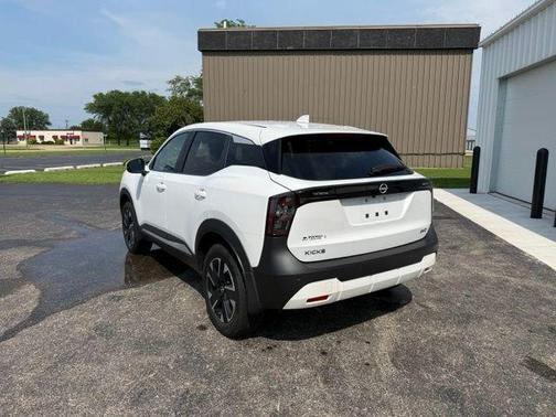 Aspen White Tri 2025 Nissan Kicks SV
