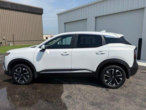 Aspen White Tri 2025 Nissan Kicks SV
