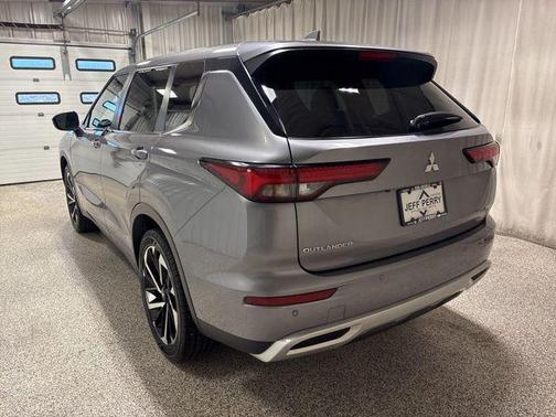 Mercury Gray Metallic 2022 Mitsubishi Outlander SE