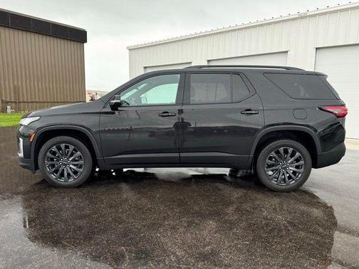 Mosaic Black Metallic 2022 Chevrolet Traverse RS