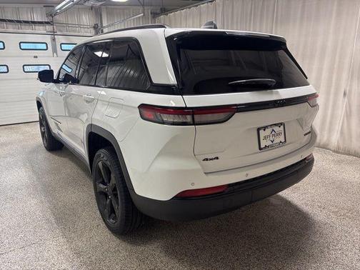Bright White Clearcoat 2023 Jeep Grand Cherokee Limited