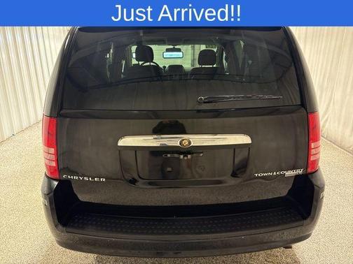2010 Chrysler Town & Country LX