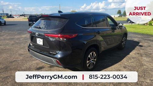 Midnight Black Metallic 2021 Toyota Highlander XLE
