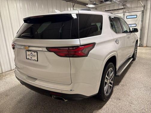 Iridescent Pearl Tricoat 2023 Chevrolet Traverse High Country